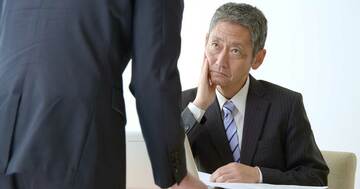 「そりゃ解決しないわけだ…」部下の涙に同調して一緒に落ち込む上司の“痛すぎるNG行動”