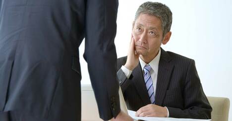 「そりゃ解決しないわけだ…」部下の涙に同調して一緒に落ち込む上司の“痛すぎるNG行動”
