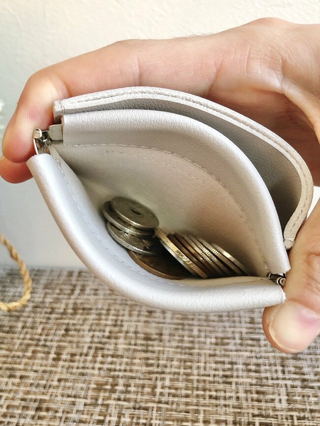 もっと早く出会いたかった…！セリアの「小銭が14枚入るミニ財布」厚みが1.5cmしかなくて感動しました！