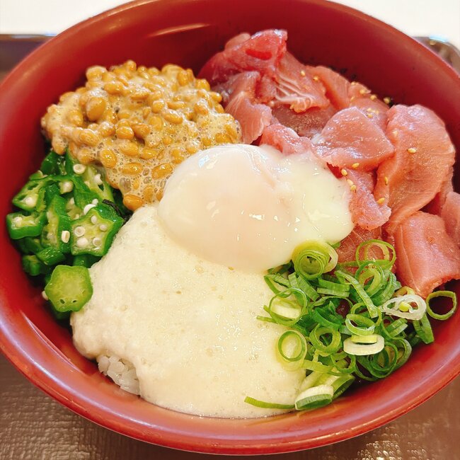 「具材めっちゃ多い」「腹いっぱいだァ」すき家の“てんこ盛り丼”が味もボリュームも大満足!「完全栄養食だろコレ」《実食レビュー》