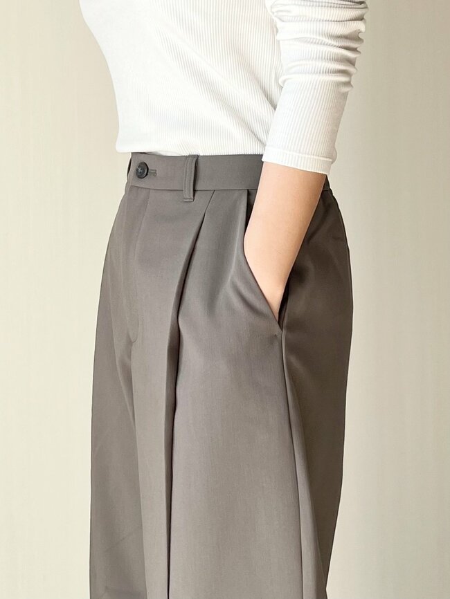 「痩せて見える!」「全色購入した」GUの“1990円ワイドパンツ”たっぷり着回せてコスパ抜群です!「脚の形が全く出ない!」