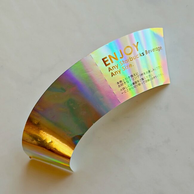 「買えたのでハッピー」「キラキラ可愛い」スタバの“青空みたいなポーチ＆ミニカップ”ドリンク券付きでコスパ良すぎる！「お得感ましまし」