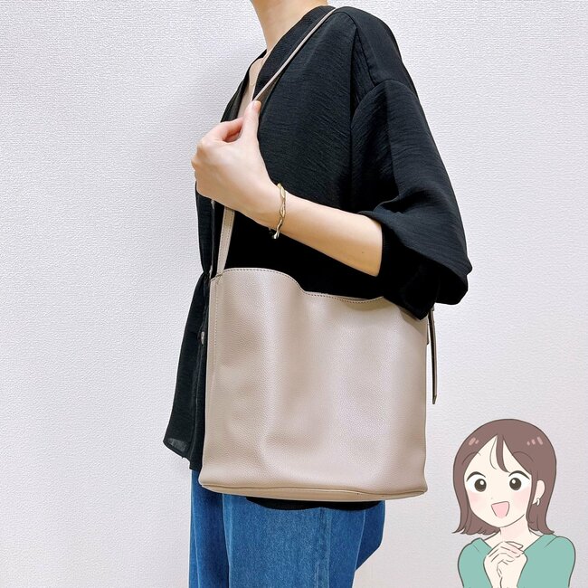 3COINSの「荷物がたっぷり入るショルダーバッグ」ペットボトルを立てて収納できて便利!シンプルだから長く愛用できそうです!《購入レビュー》