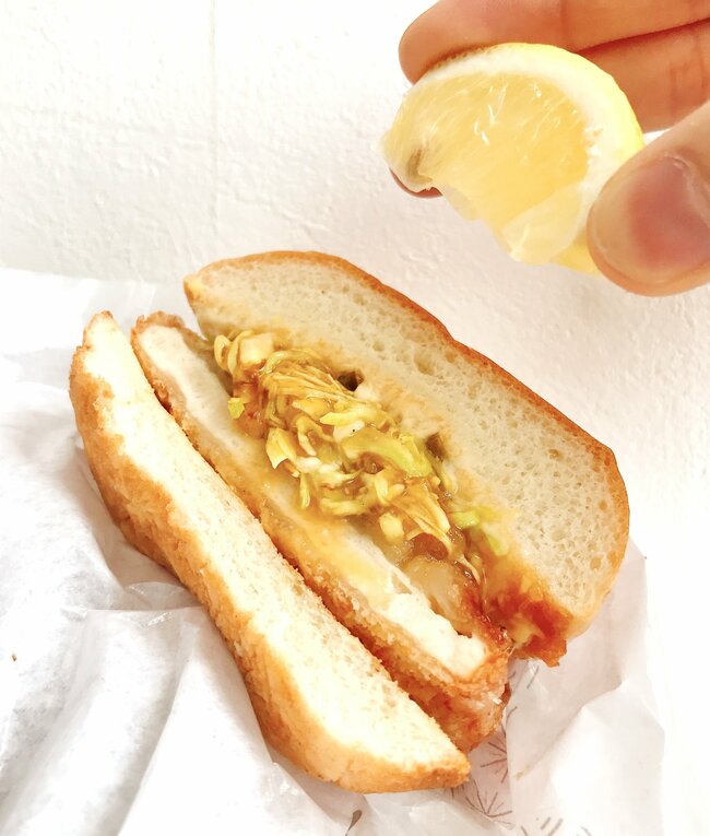 「笑っちゃうくらいチーズたっぷり」「どう見てもキャパオーバーだろ」ケンタッキーの“チーズにおぼれるバーガー”背徳感がスゴすぎる！「チーズの量どうなってんだこれ」