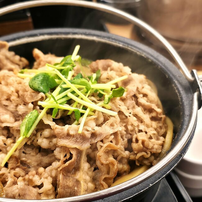 「もう何度頂いたかわからない」吉野家の“お肉2倍盛の限定メニュー”ご飯おかわり無料でお腹パンパンです!「ご飯おかわりはマストよね」「お客さんのほとんどがこれ頼んでた」