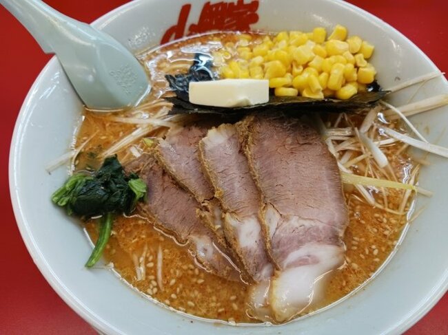 強烈な豚骨臭が人気の「ラーメン山岡家」が絶好調！チェーンなのに「店ごとに味が違う」ワケ