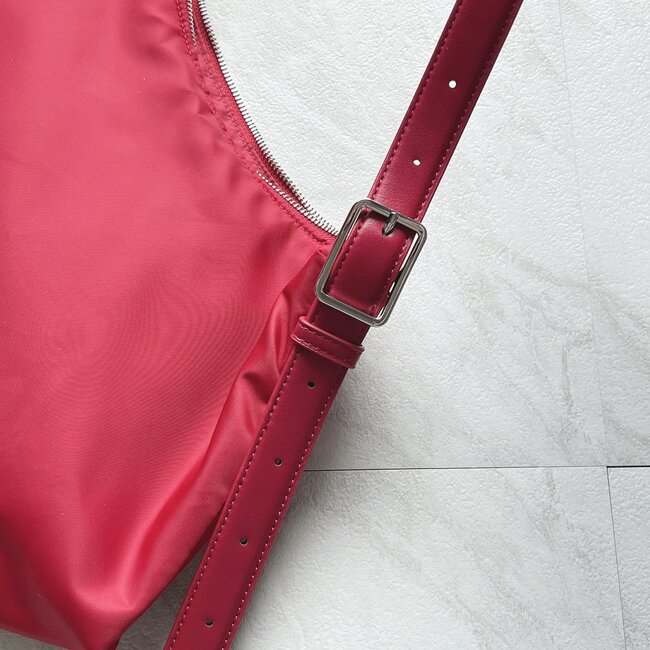 「購入して大正解でした！」GUの“大容量バッグ”オシャレなのにノートPCまで入って収納力すごい！「お出かけには欠かせません」「高見え！サイズ感も良し！」