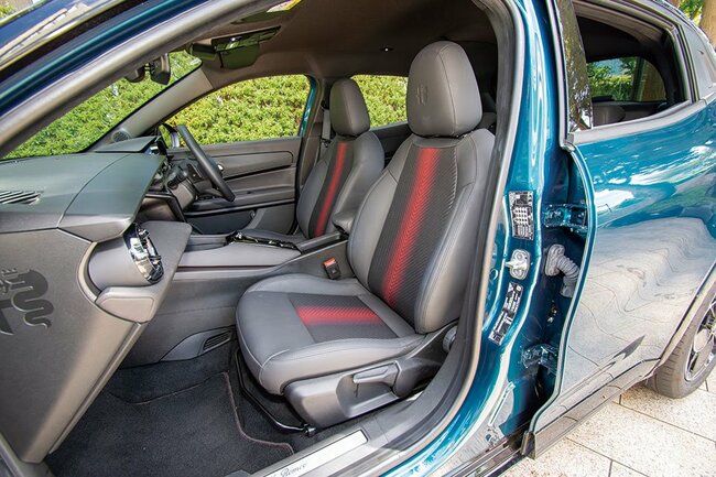 アルファロメオ・ジュニア・イブリダ・プレミアム前席