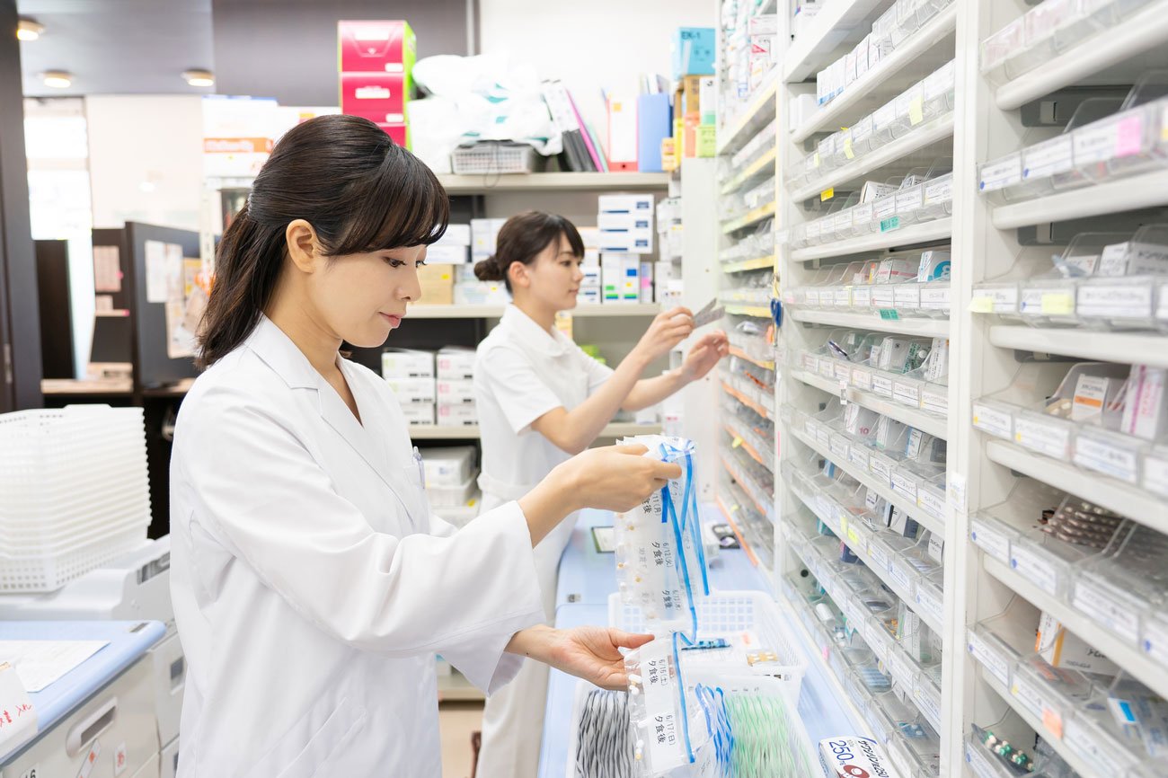 調剤薬局で働く薬剤師たち