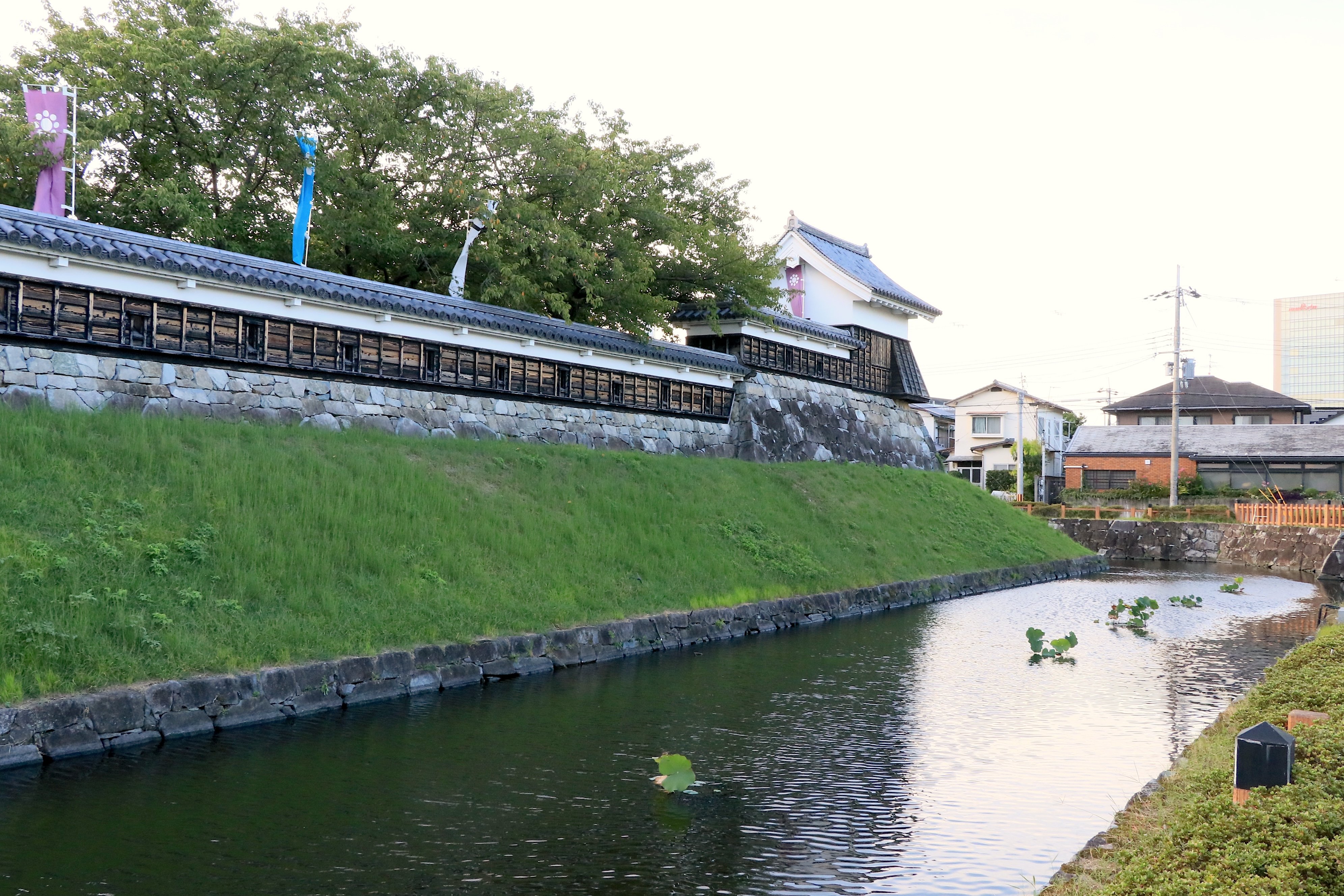 勝龍寺城の各曲輪間は水堀が張り巡らされていた