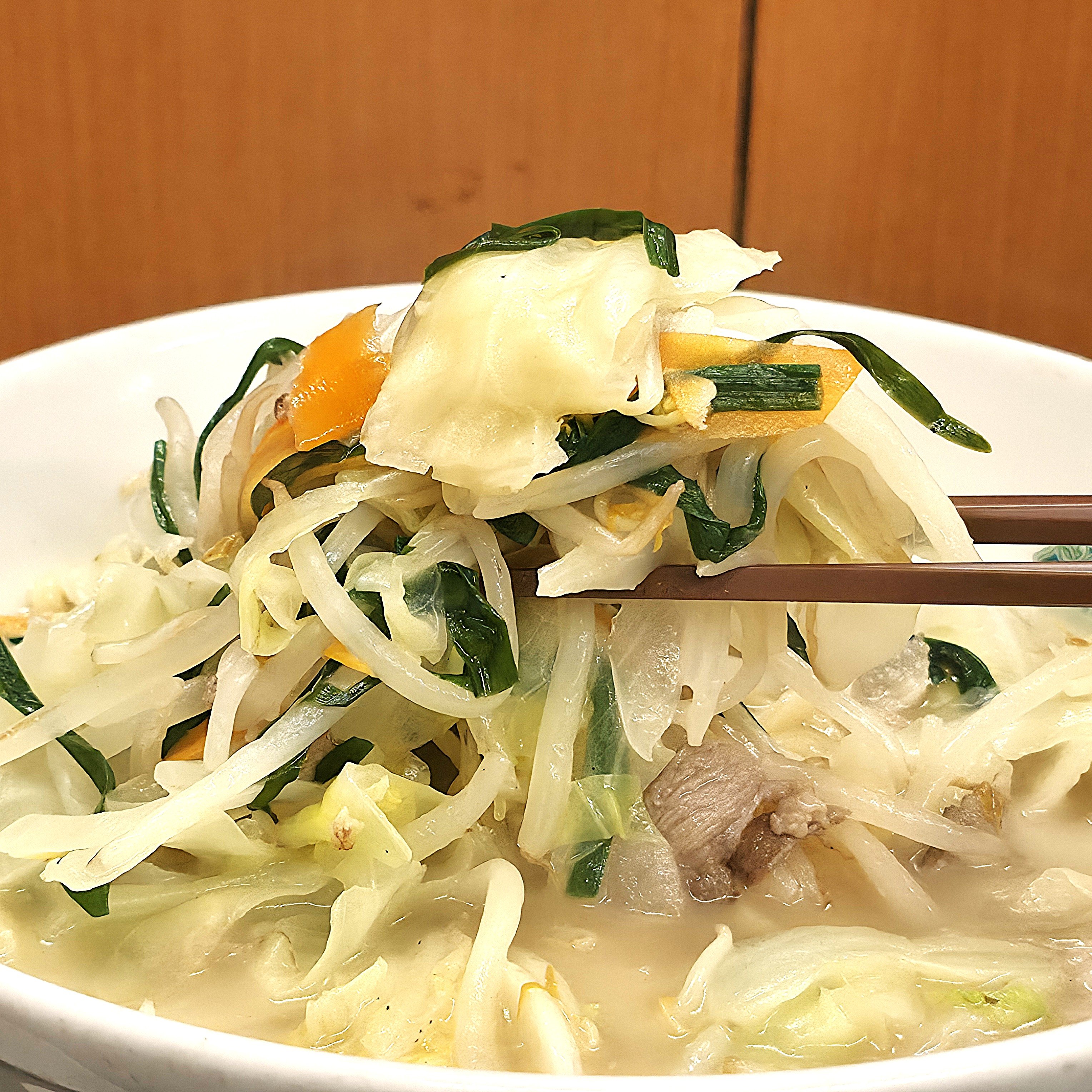 「めっちゃボリューミー」日高屋の“豪快すぎるメニュー”毎日食べたいくらい美味しい！「ついつい頼んでしまう」「野菜もネギもモリモリでうま！」《実食レビュー》
