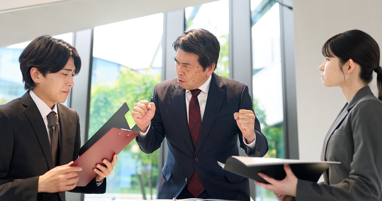 部下を厳しく指導する上司
