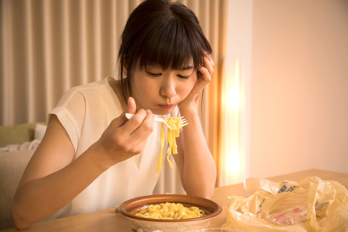 1人住まいの学生、肥満リスクが上昇