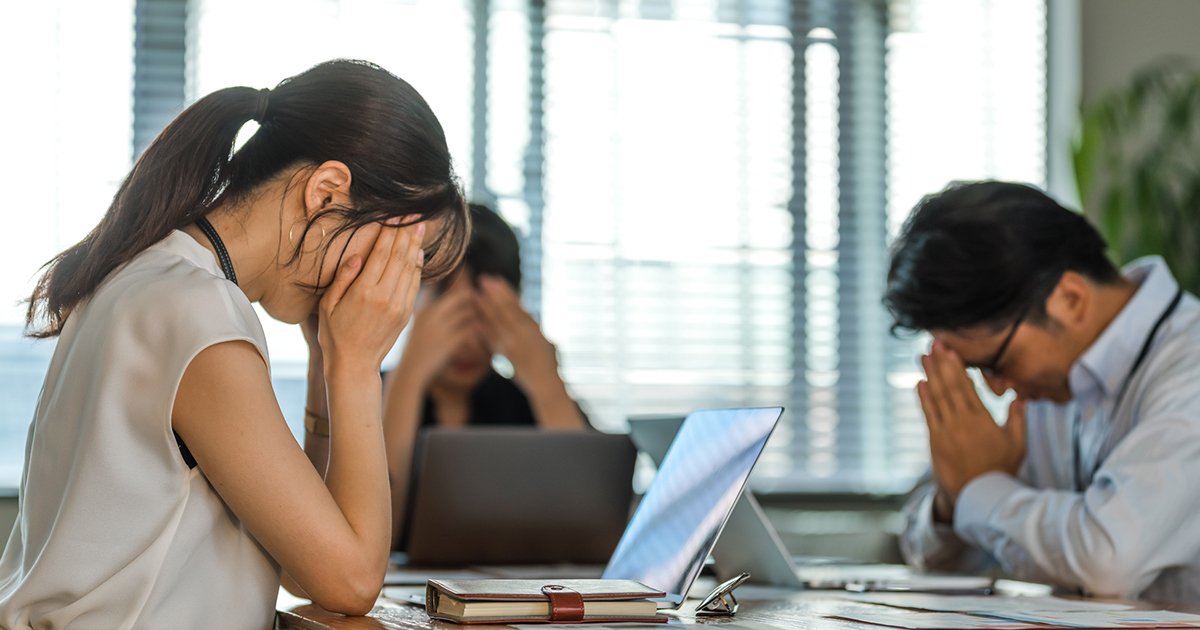 頭をかかえるビジネスパーソン