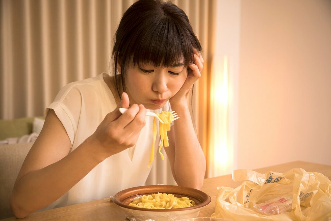 1人住まいの学生、肥満リスクが上昇