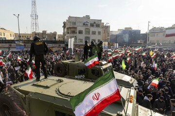 イラン、米と交渉か強硬姿勢か　どちらもいばらの道