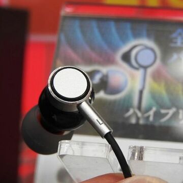 2000円台で買えるドライバー2基を搭載したハイブリッドイヤホン