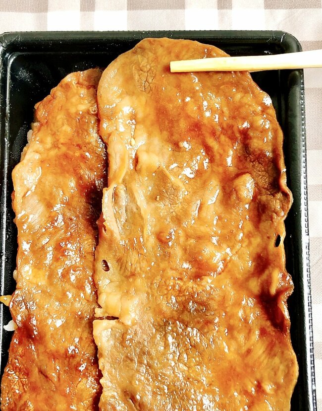 いくらなんでもデカすぎだよ…！ほっともっとの“わんぱく弁当”フタを開けてびっくりした！