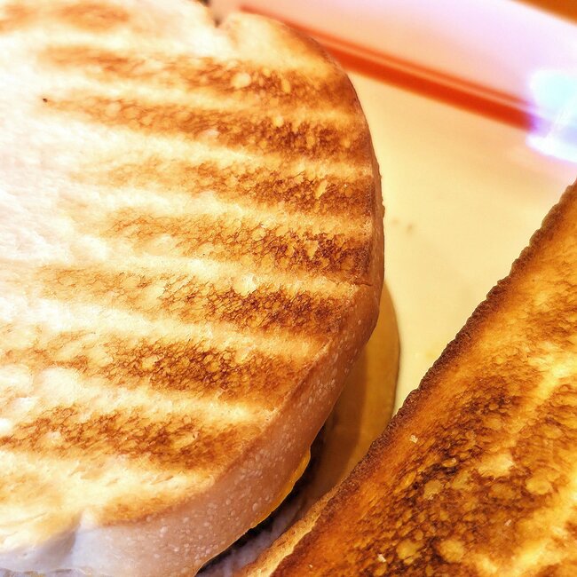 「おいしすぎて昨日も食べた」コメダ珈琲の“お肉たっぷりサンド”持つだけで具材があふれそうなんだけど…!「ハムの量がハンパない」「厚みやばかった」