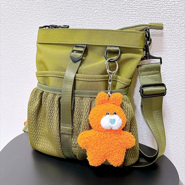 「たくさん物が入る」「一目惚れで購入」ニコアンドの“ポケットいっぱいミニバッグ”ペットボトルや長財布も入って優秀！「小さそうに見えてガッツリ入る」「なんの服にも合うし購入してよかった」《購入レビュー》