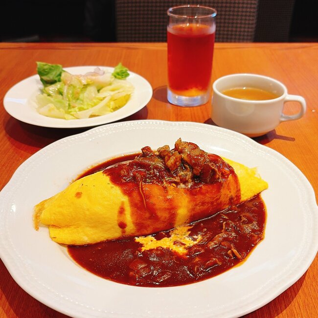 「お腹いっぱいになりすぎた」「ボリュームたっぷり」ロイヤルホストの“平日限定ランチ”最後のひと口まで絶品でした！「期待を超える美味しさ」