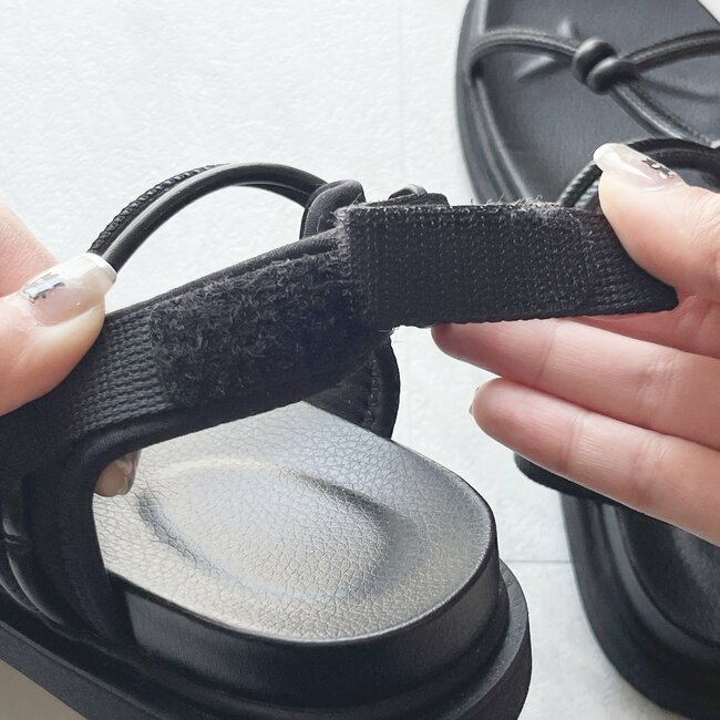 「長時間でも疲れにくい」「色違いも買おうかな」ユニクロの“足の形に合わせられるサンダル”甲高＆幅広でも履き心地バツグン！「サイズの調整が自由にできる」