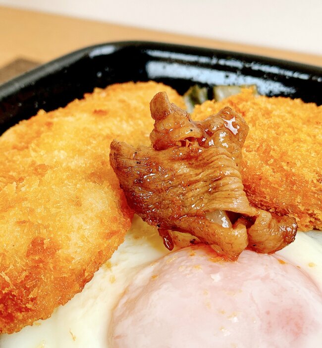 おかずの量がヤバイって…！ほっともっとの“ヤケクソどんぶり”お肉と揚げ物がパンパンに盛られてるの！「上京したての学生メシみたい」「ウマー定番にしてほしい」《購入レビュー》