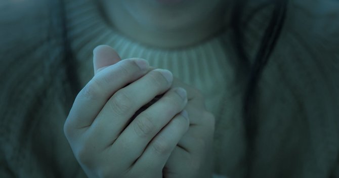 寒がる女性
