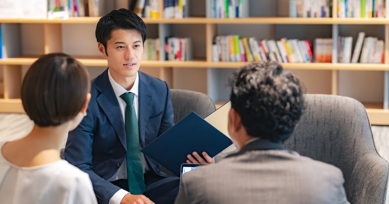 仕事ができない人は「結論としては…」と言って話し始める。では、仕事ができる人は最初に何を伝える?