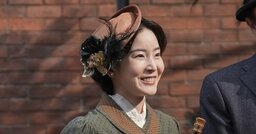 蓮佛美沙子が演じる英語堪能な奥様が素敵…気後れする妻に夫のさりげない気遣いにキュンとする〈ばけばけ第105回〉