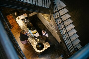NYのホテル、大幅賃上げへ　負担するのは宿泊客