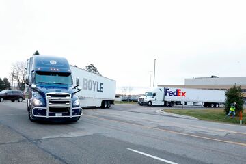 ワクチン初輸送の現場、たすきつなぐ冷蔵トラック