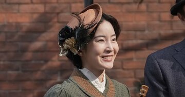 蓮佛美沙子が演じる英語堪能な奥様が素敵…気後れする妻に夫のさりげない気遣いにキュンとする〈ばけばけ第105回〉