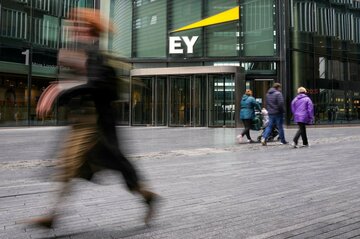 EY、従業員の「人間力」にボーナス支給　総額1億ドル