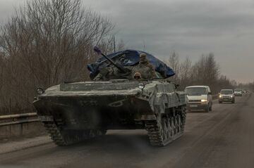 前線死守するウクライナ、待ち伏せ攻撃の瞬間