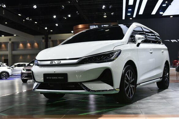 「日本車王国」崩壊のタイで中国EVが急拡大！「急速充電可で230万円」激安モデルに「超高性能」スポーツカーも