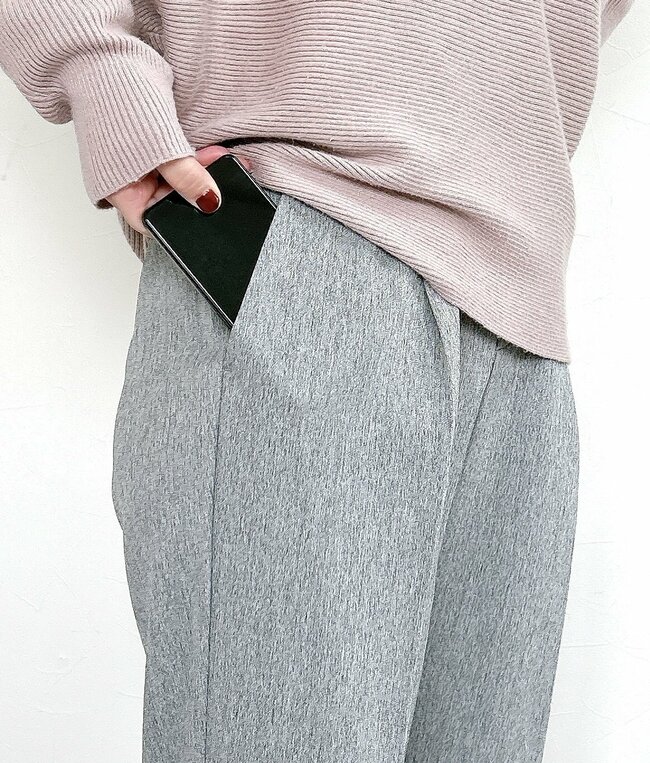 「勢いで3色買いしました」グローバルワークの“シワになりにくいパンツ”楽ちんなのにオシャレで手放せない…！「太ももがスッキリ」「1年中履ける」