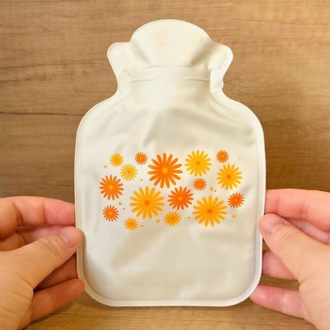 「朝の激寒通勤にちょうどいい！」セリアで見つけた“ミニ湯たんぽ”使い勝手バグツンで感動した！「ちょうどいいサイズ」「見た目もかわいい」