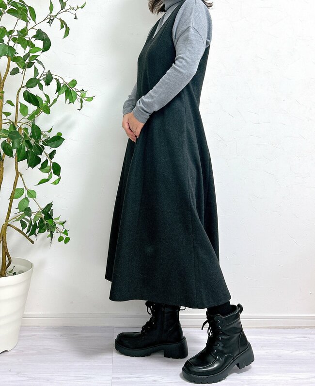 すぽんと着るだけで体型カバー!ユニクロの“ぽかぽかワンピース”後ろ姿もスラッと見えて感動!「太って見えないのが嬉しい」「ラインの綺麗さにびっくり」