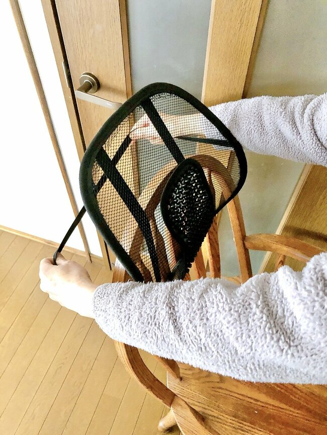 「腰がめちゃくちゃ楽になった」ダイソーの“メッシュ背もたれ”220円でここまで快適になるなんて…！「会社用を追加購入」「流石に良すぎこれ」