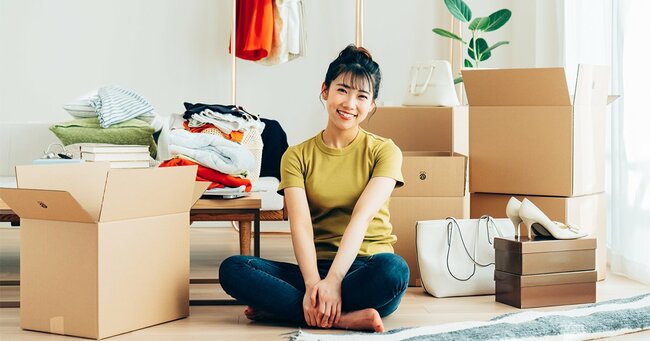 引越し準備をする若い女性