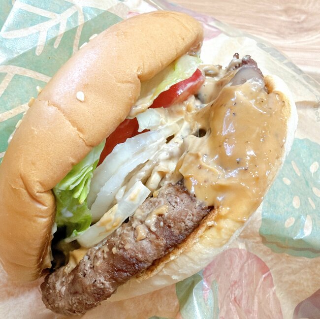 「美味しすぎて100個食べたい」バーガーキングの“豪快すぎる限定バーガー”が絶賛の嵐！「1番うまいやつ」「一生やってくれませんか？」《実食レビュー》