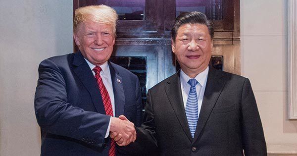 握手をするトランプ大統領と習近平国家主席