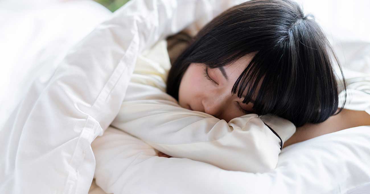 「休日に長く眠れる」は寝不足の証拠！ 睡眠学者・柳沢正史が「寝だめはできない」と語るワケ