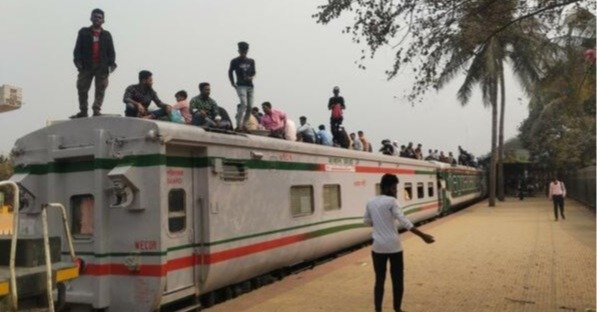 電車の上に立つ人々