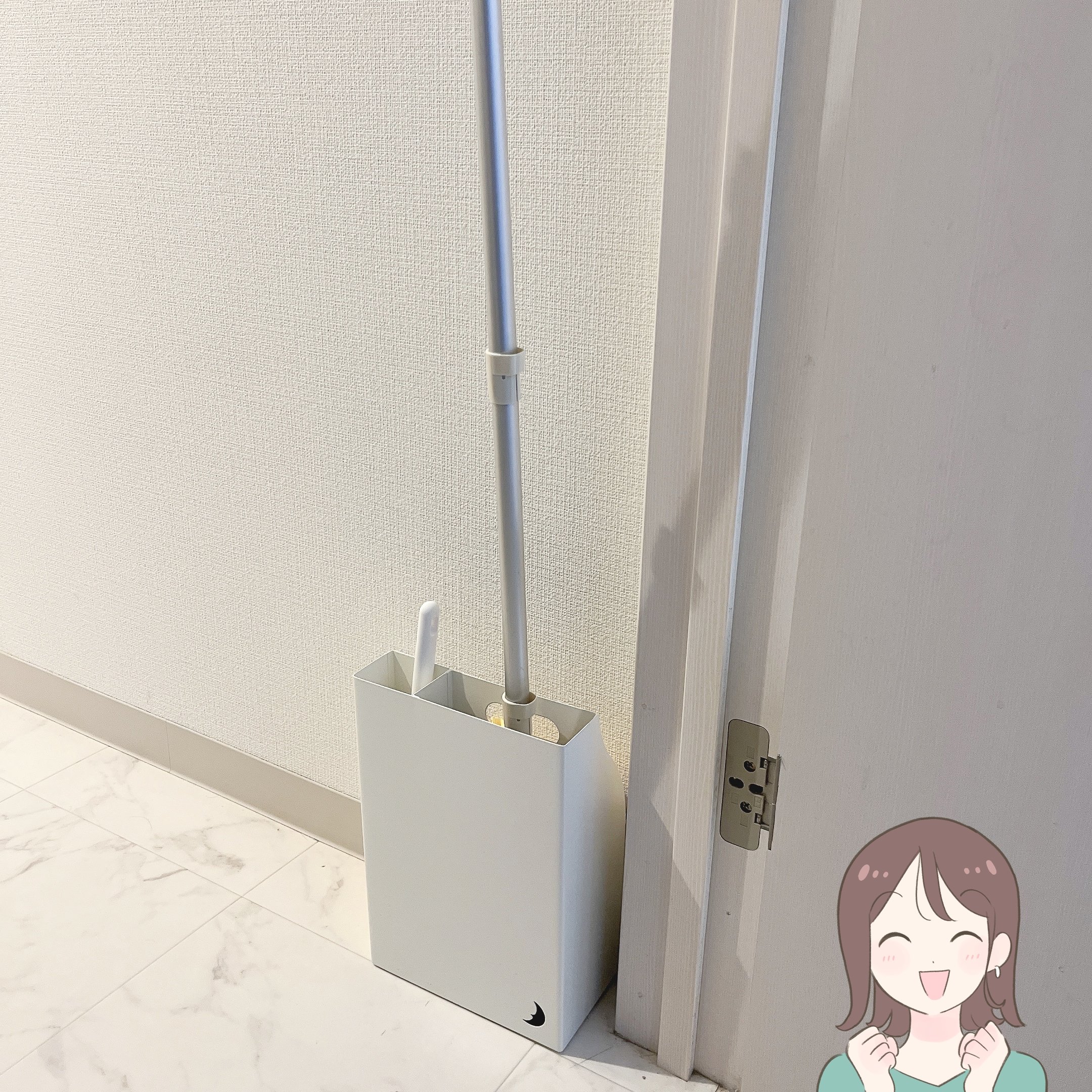 「こんな商品欲しかった」3COINS×花王の“お掃除ワイパー収納”すっぽり入って倒れないの！「ベストサイズすぎてありがたい」「スッキリ片付いて良かった」