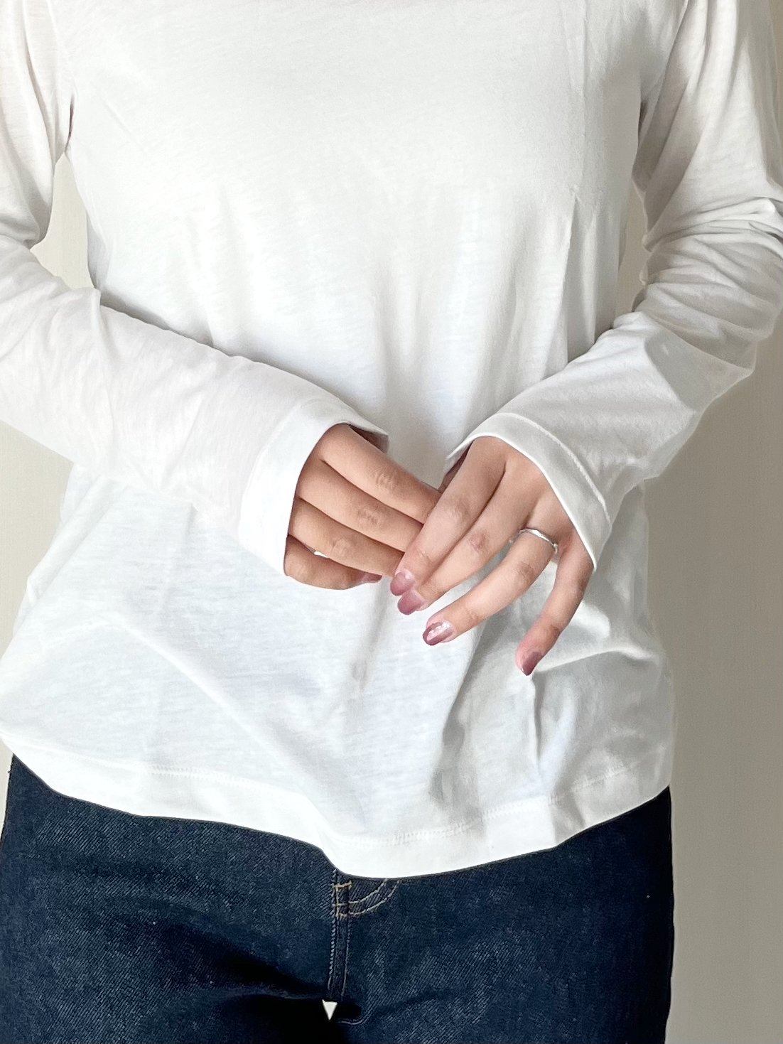 ほどよい透け感がオシャレ!ユニクロの“1990円トップス”たっぷり着回せるうえに、体型カバーも叶います!「めちゃくちゃ使いやすい」「買って正解でした」