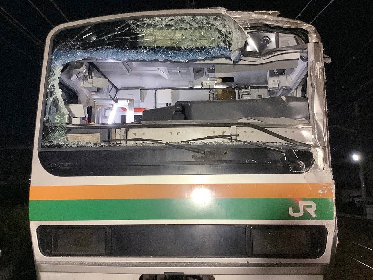 神奈川県鎌倉市のJR大船駅近くで起きた事故で、フロントガラスが大破したJR東海道線の先頭車両