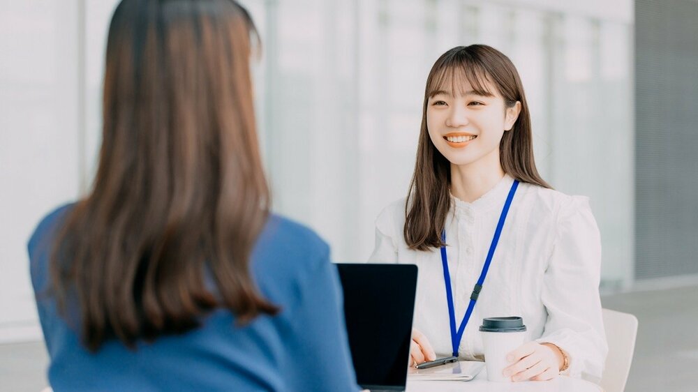 仕事ができない人が使う言葉。3位は「うん」。2位は「一応」。では、1位は?