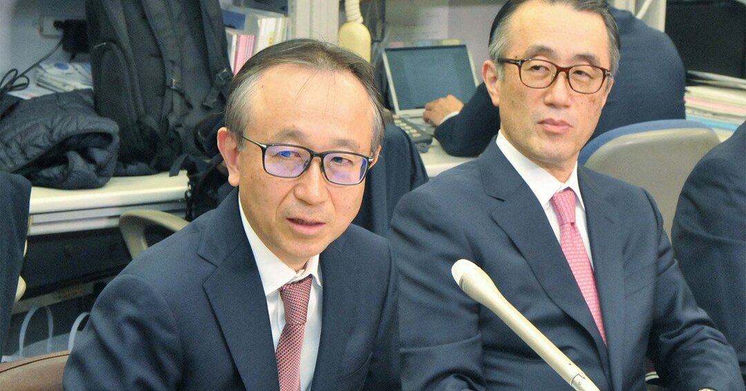 記者会見中の亀沢次期社長ら